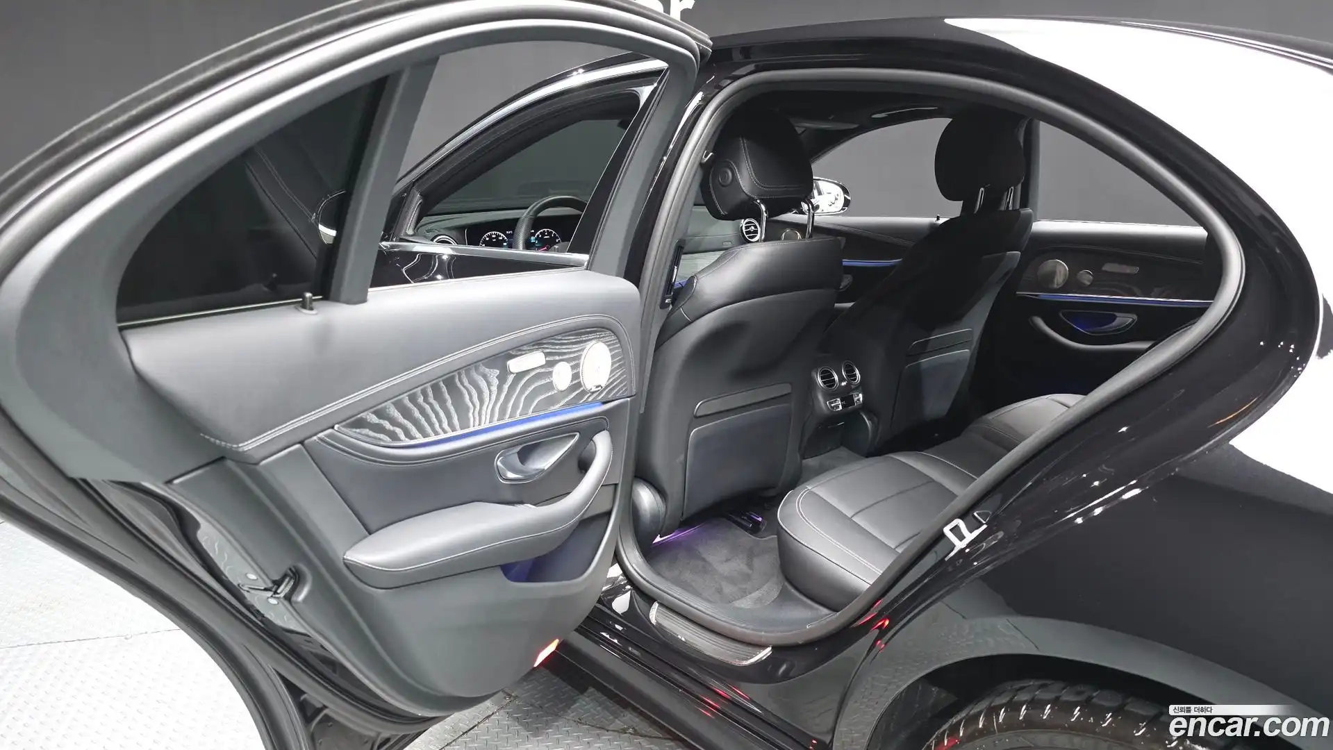 E-Class Mercedes-Benz 2022.6-INNER-036