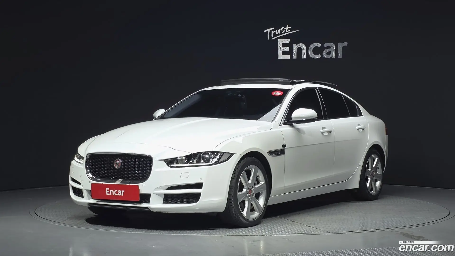 Main__Slider__Photo:XE Jaguar 2017.9-0