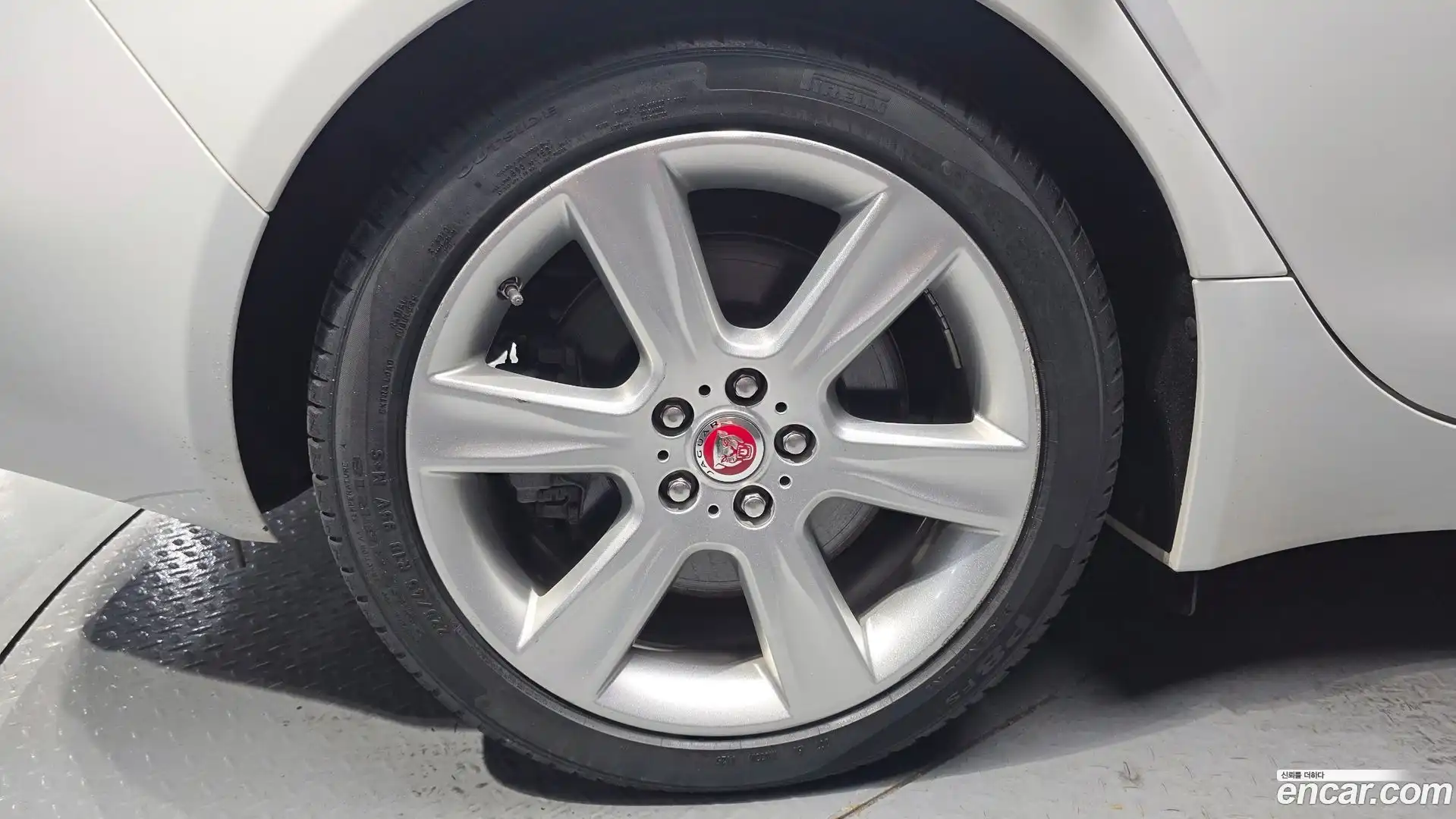XE Jaguar 2017.9-OUTER-005