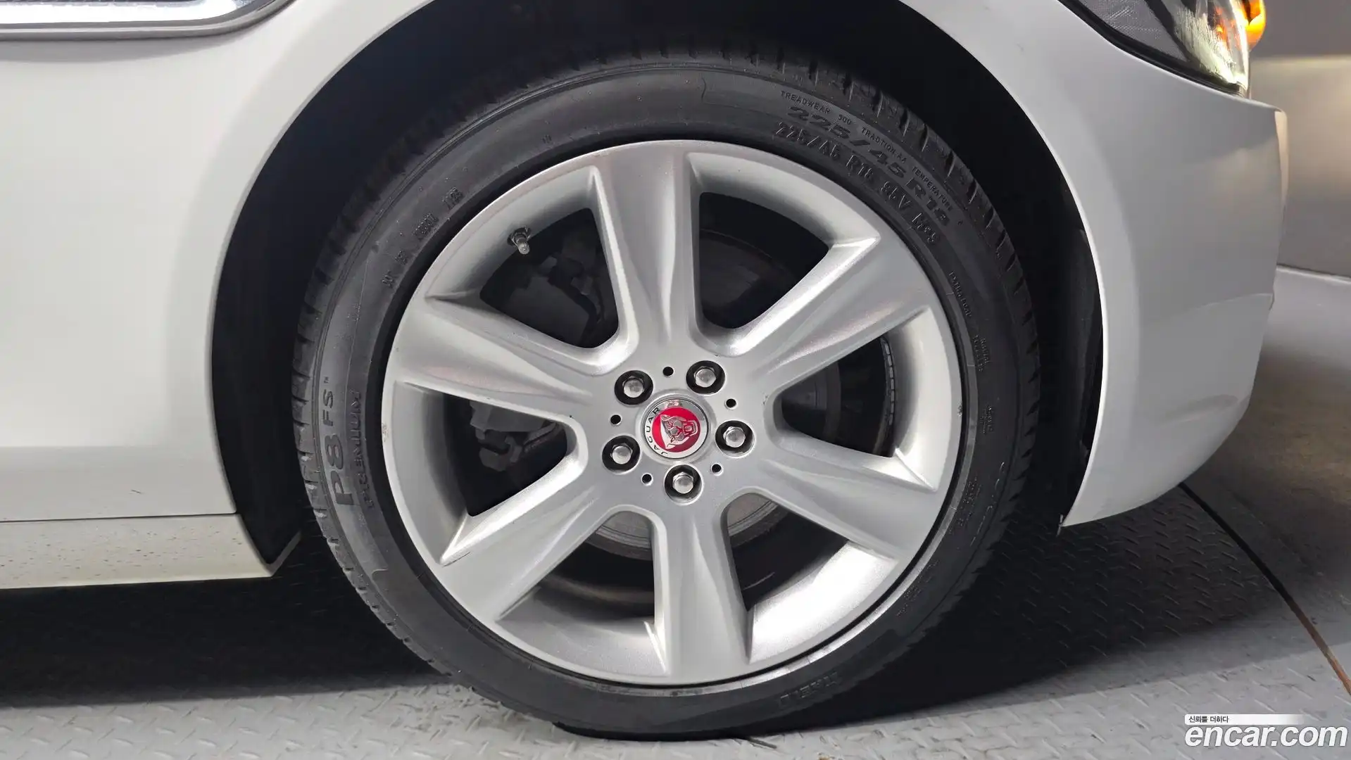 XE Jaguar 2017.9-OUTER-031