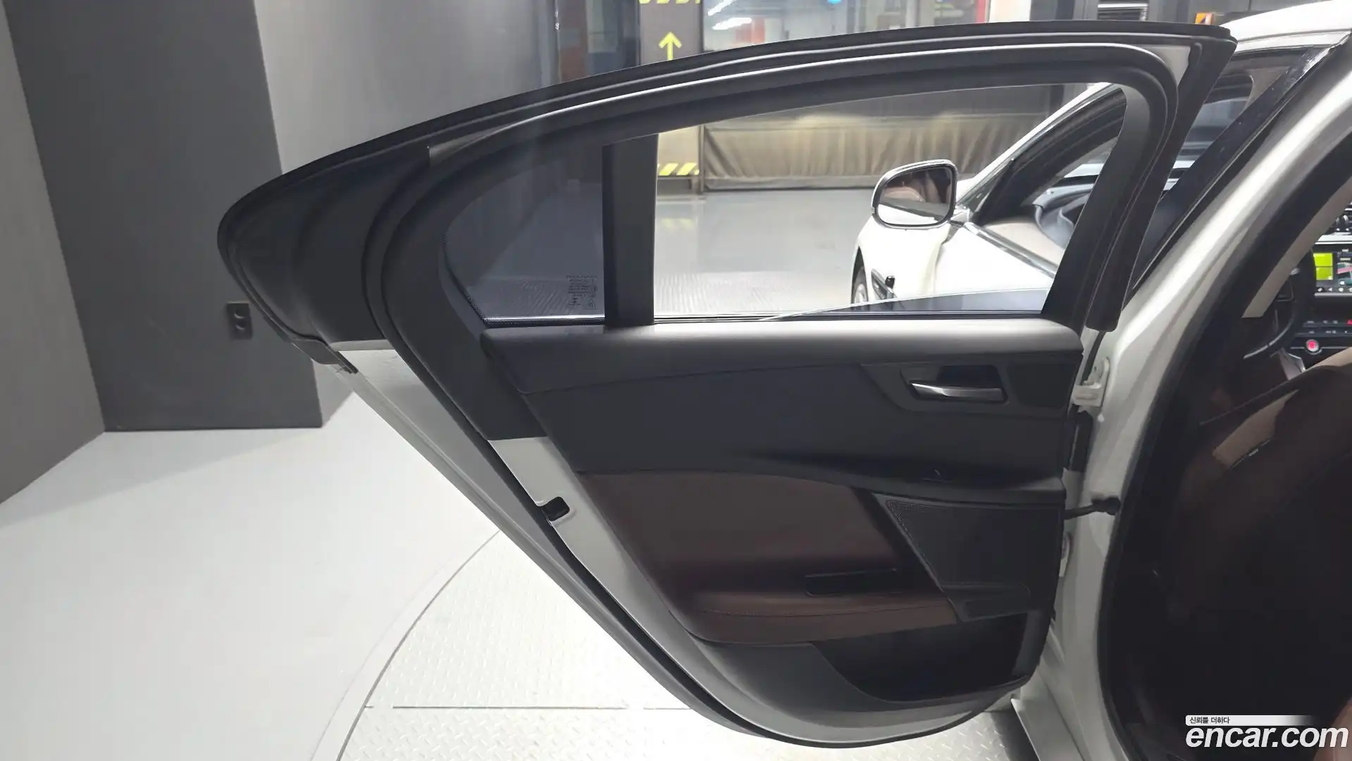 XE Jaguar 2017.9-INNER-035