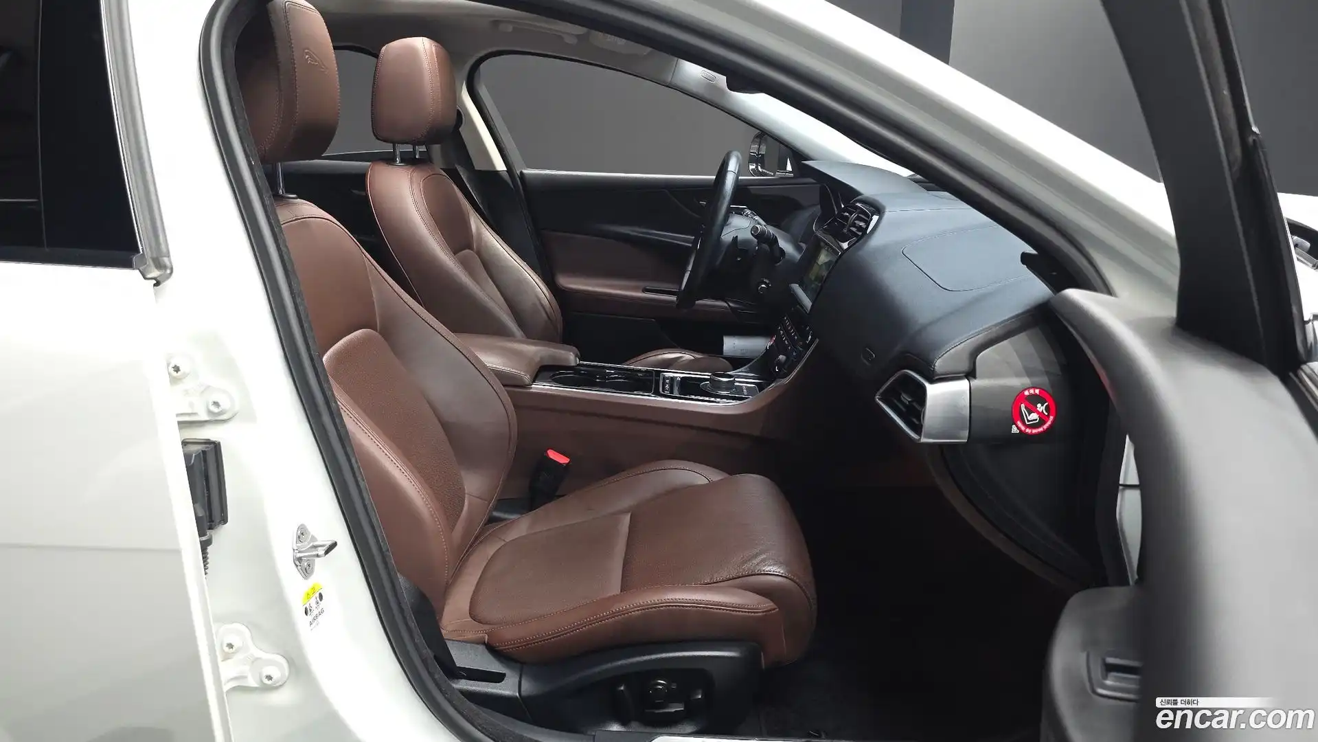 XE Jaguar 2017.9-INNER-036