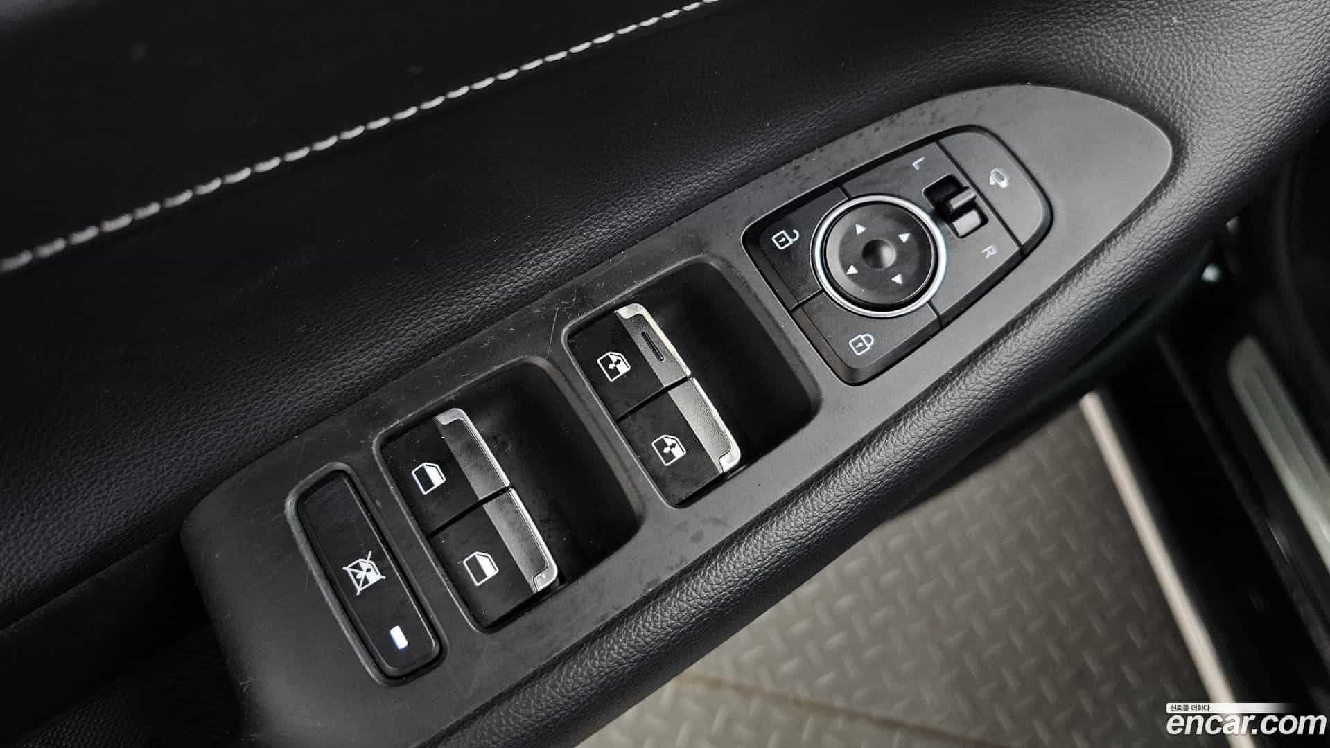 Grandeur Hyundai 2018.8-OPTION-047