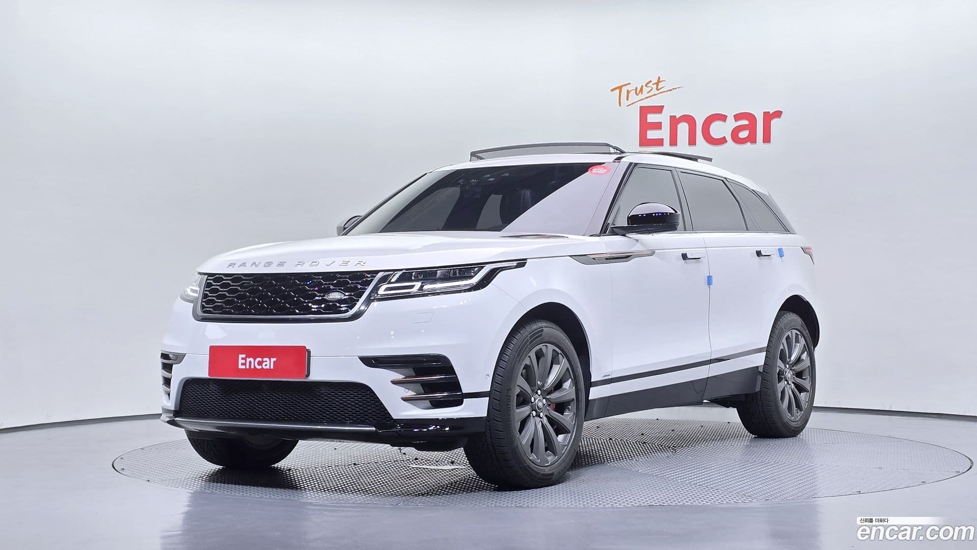 Main__Slider__Photo:Range Rover Velar Land Rover 2017.9-0