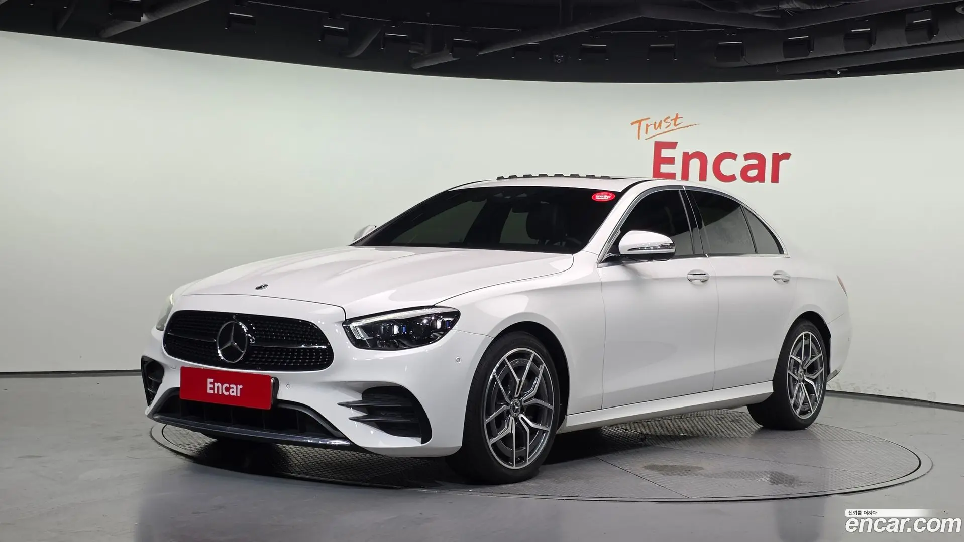 Main__Slider__Photo:E-Class Mercedes-Benz 2021.6-0