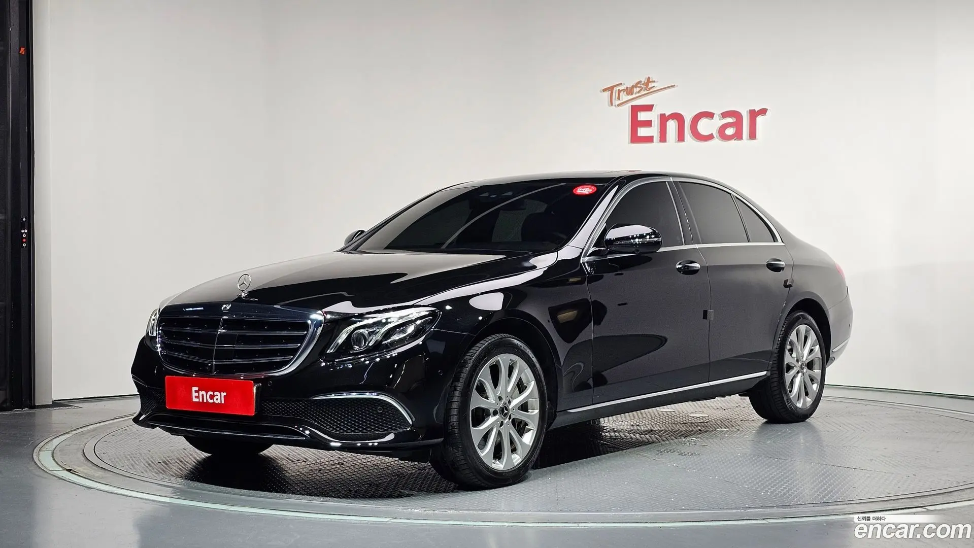 Main__Slider__Photo:E-Class Mercedes-Benz 2020.5-0