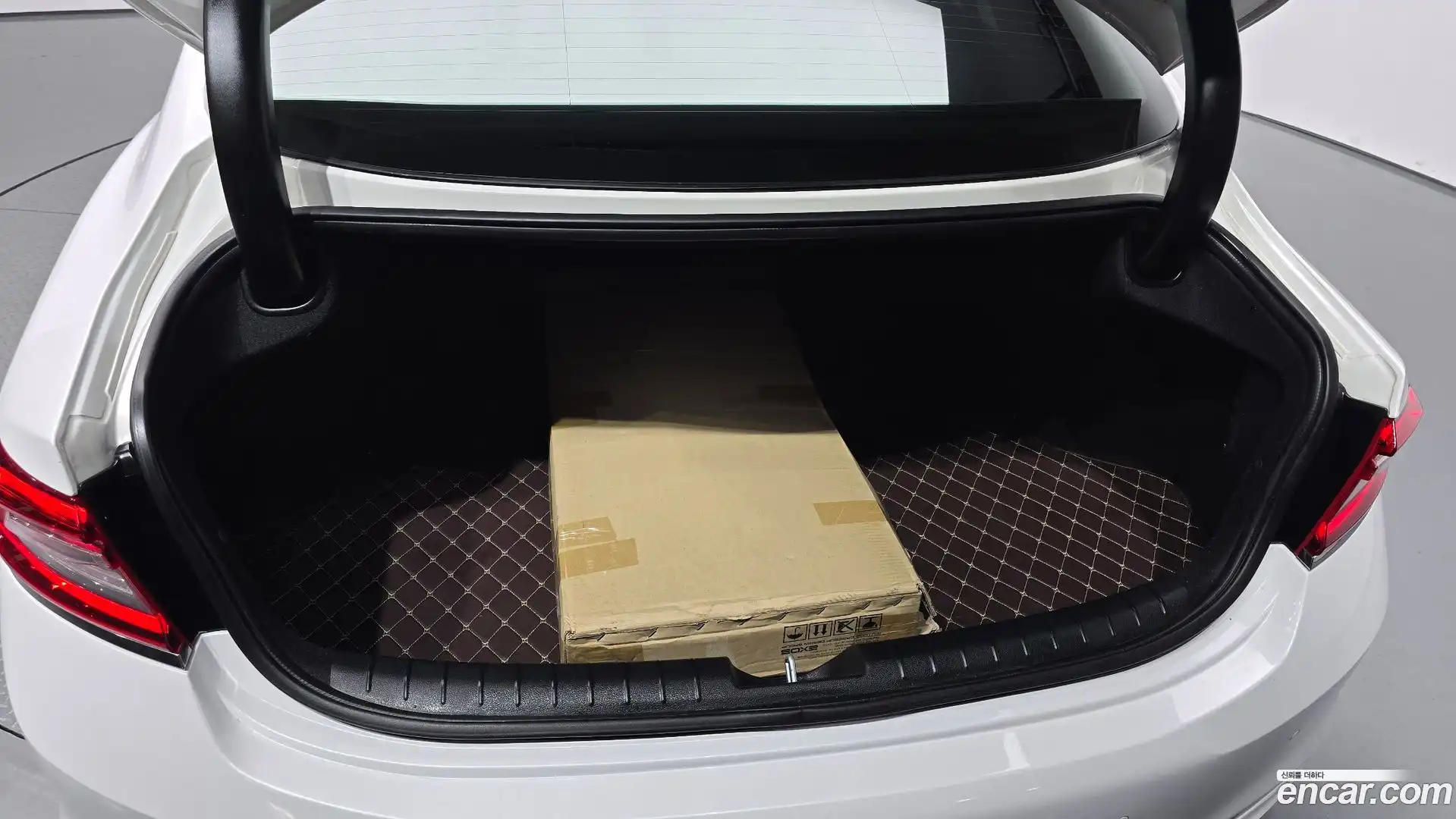 Grandeur Hyundai 2018.8-OPTION-043