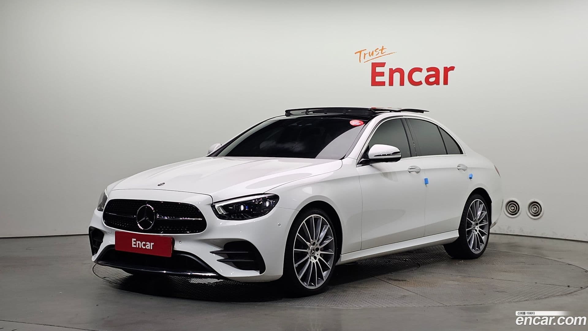 Main__Slider__Photo:E-Class Mercedes-Benz 2022.3-0