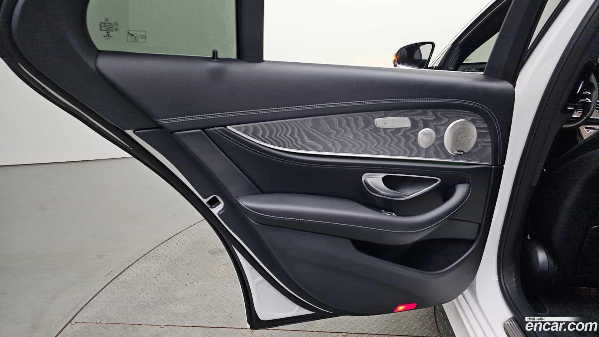 E-Class Mercedes-Benz 2022.3-INNER-035