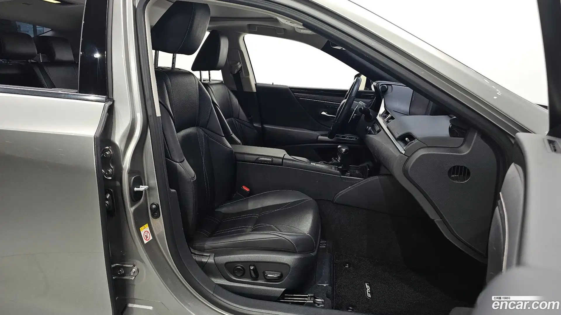 ES Lexus 2018.10-INNER-010