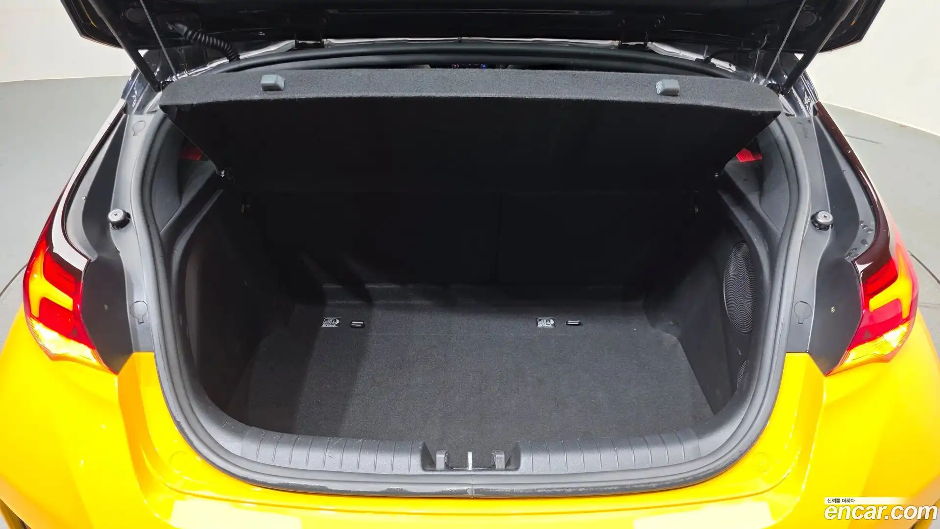 Veloster Hyundai 2018.11-OPTION-024