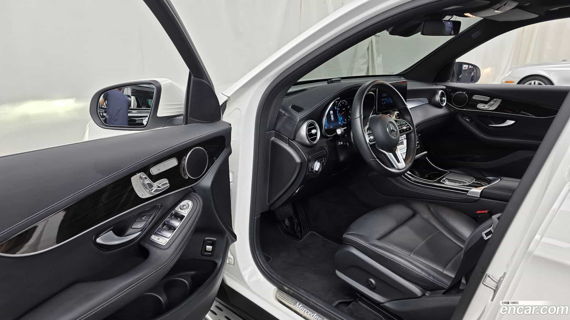 GLC-Class Mercedes-Benz 2020.2-INNER-010