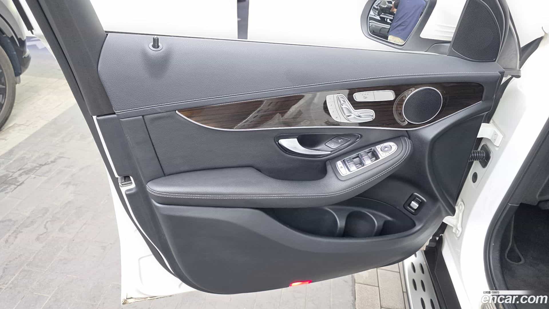 GLC-Class Mercedes-Benz 2020.2-INNER-034