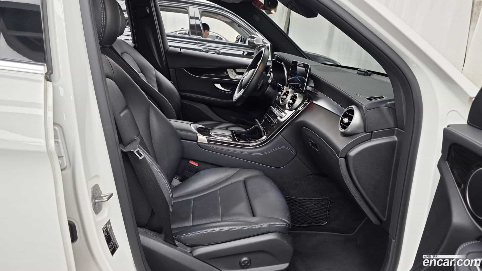GLC-Class Mercedes-Benz 2020.2-INNER-036
