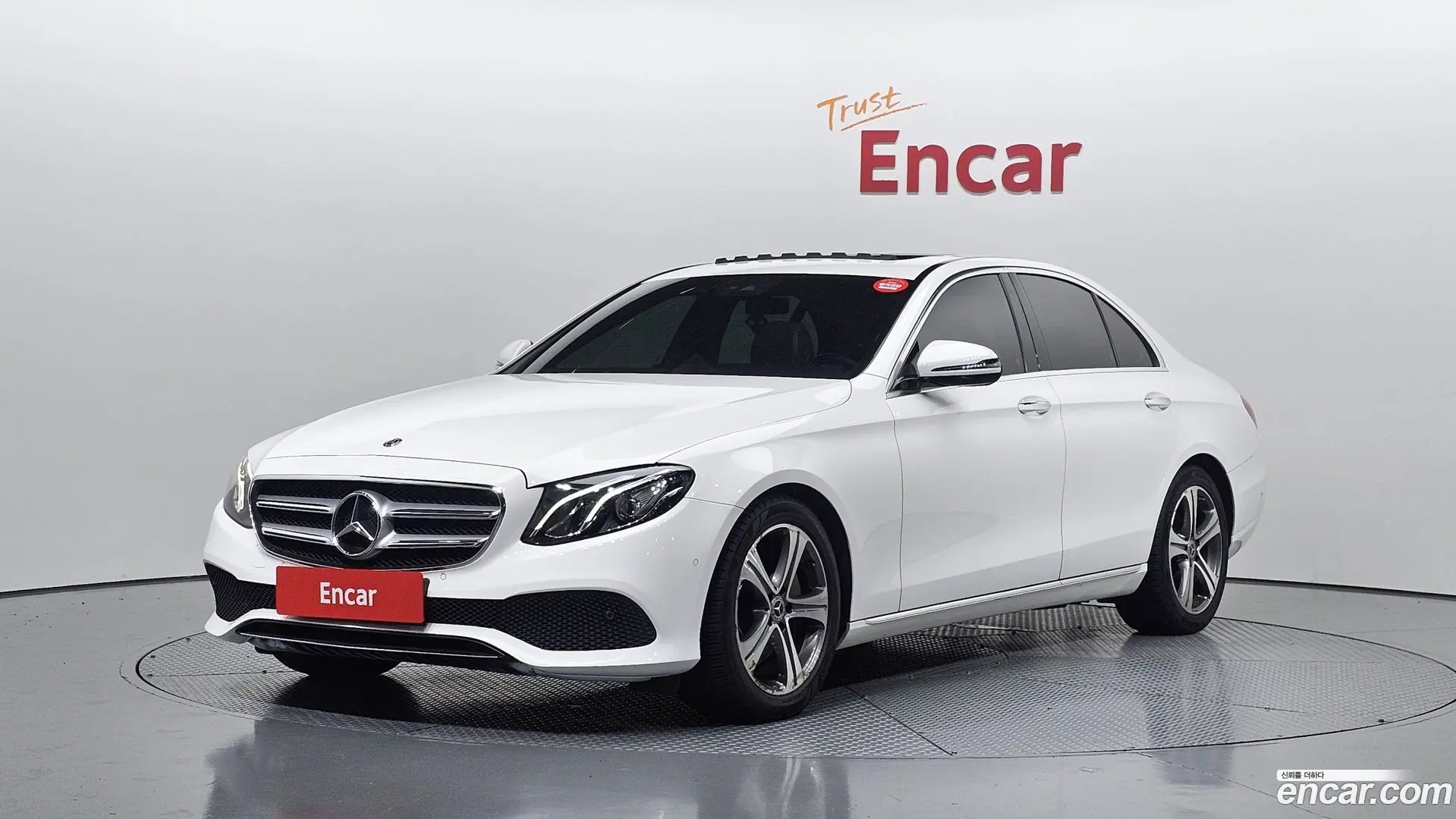 Main__Slider__Photo:E-Class Mercedes-Benz 2018.10-0