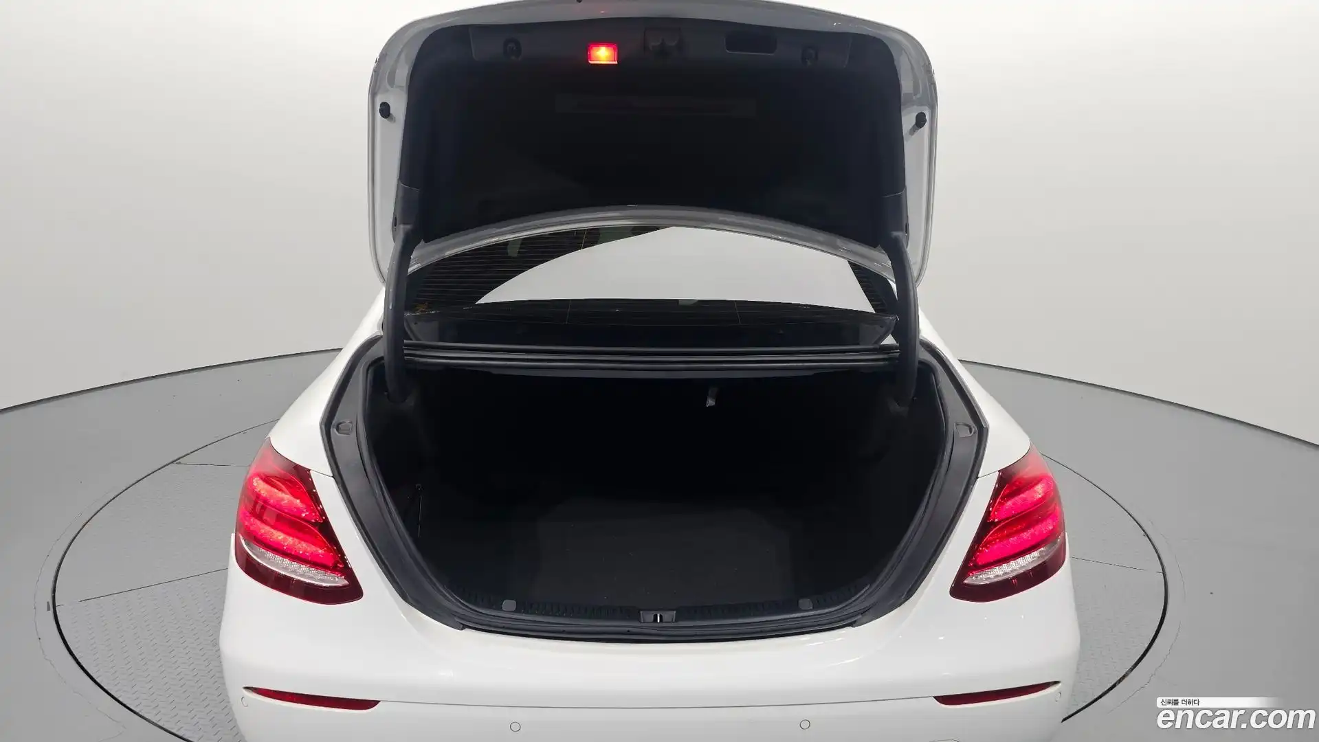 E-Class Mercedes-Benz 2018.10-OPTION-024