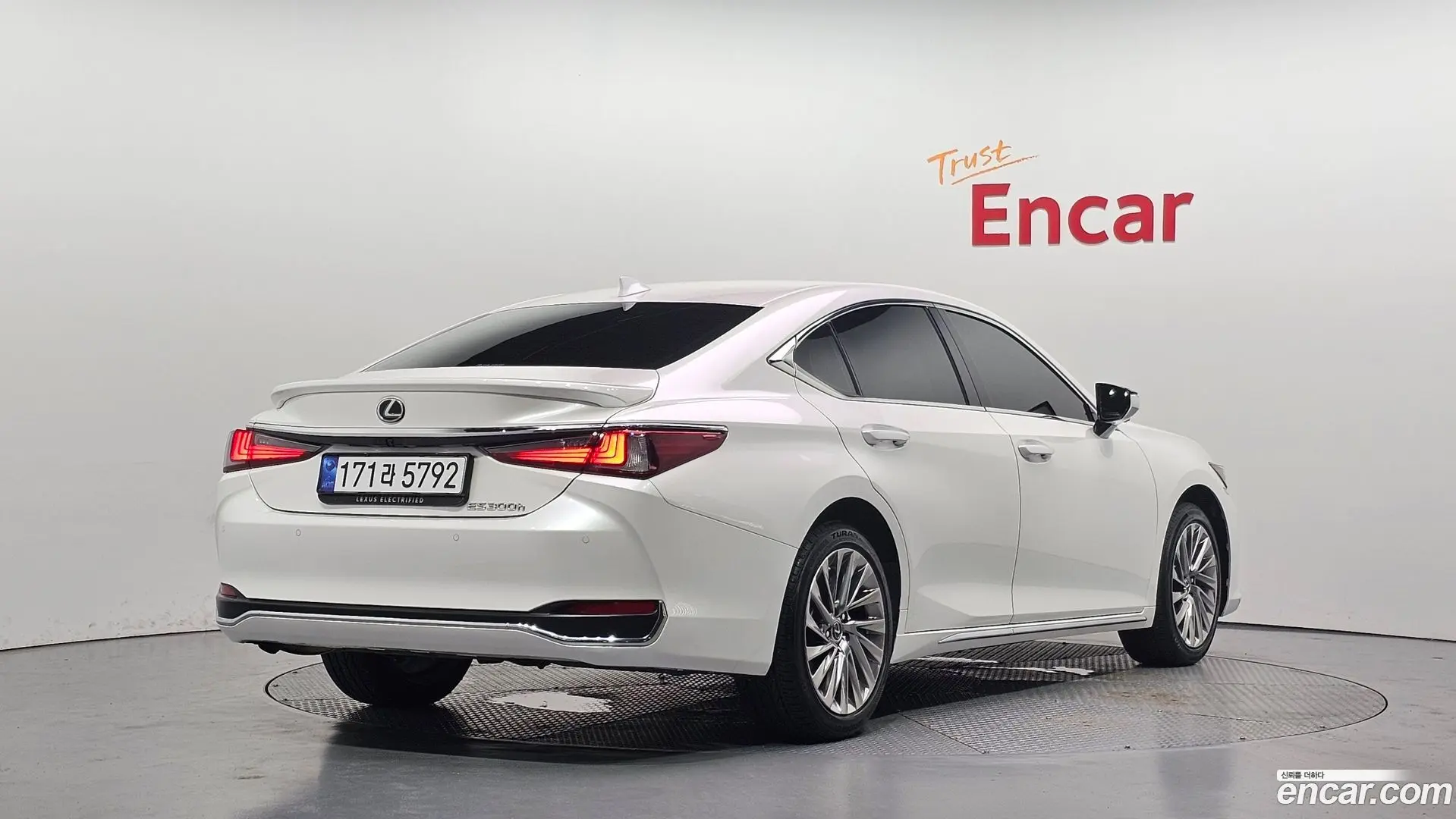 Main__Slider__Photo:ES Lexus 2025.8-1