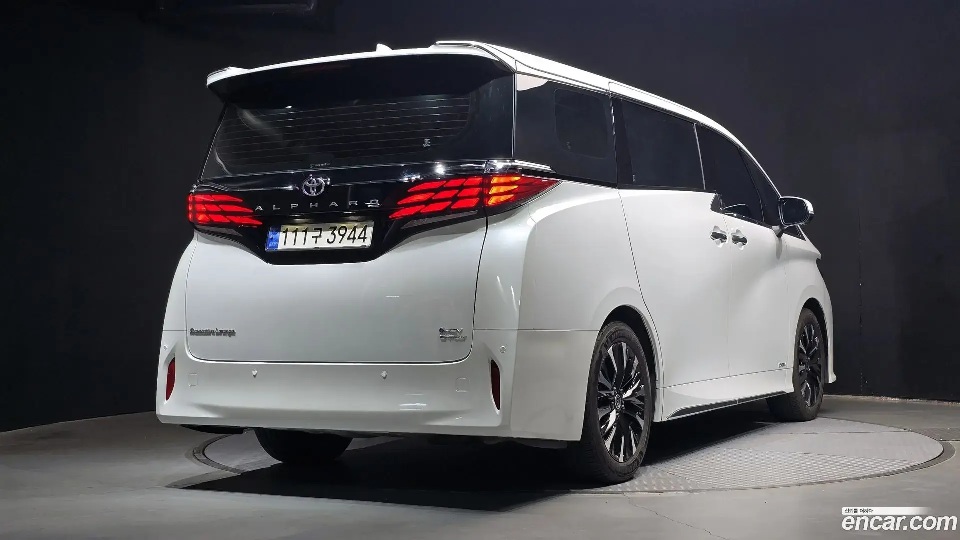 Main__Slider__Photo:Alphard Toyota 2024.0-1