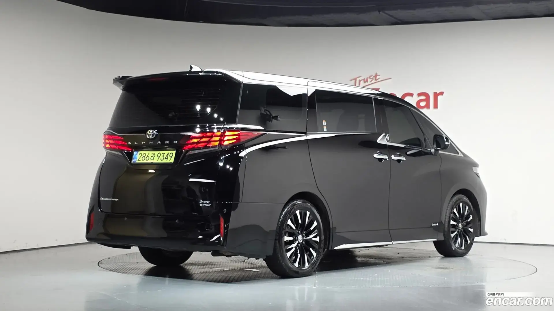 Main__Slider__Photo:Alphard Toyota 2025.8-1