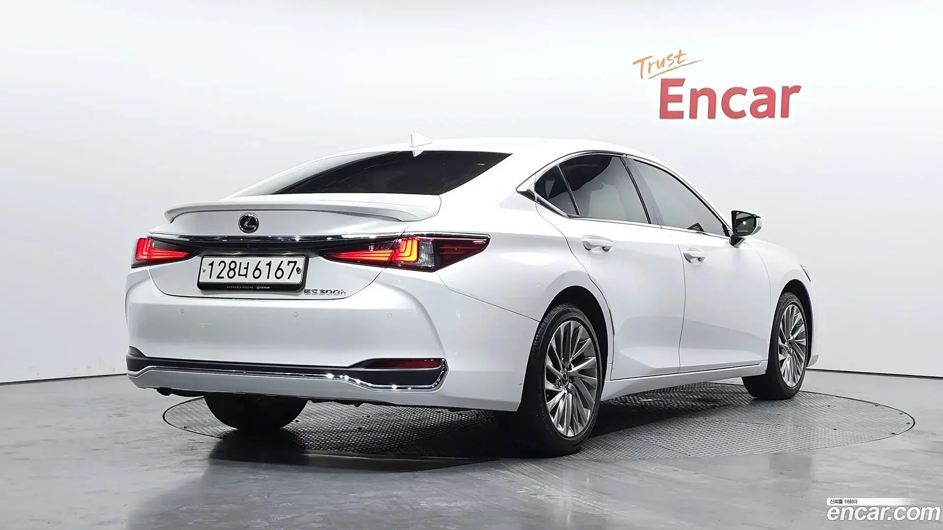 Main__Slider__Photo:ES Lexus 2022.10-1