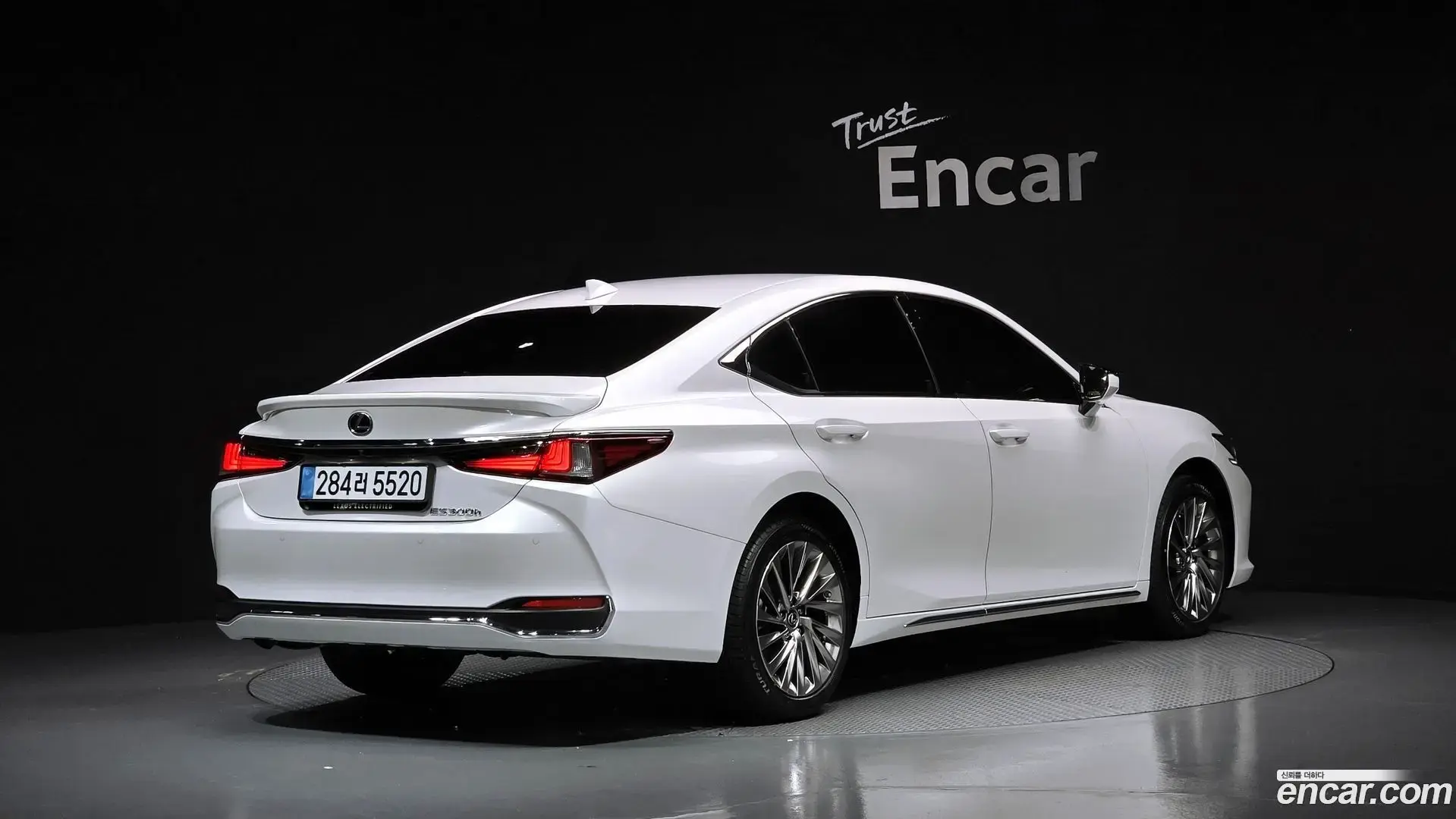 Main__Slider__Photo:ES Lexus 2025.8-1