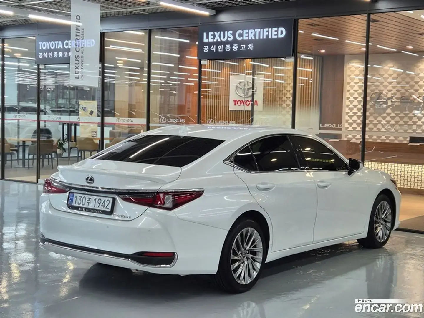 Main__Slider__Photo:ES Lexus 2023.6-1