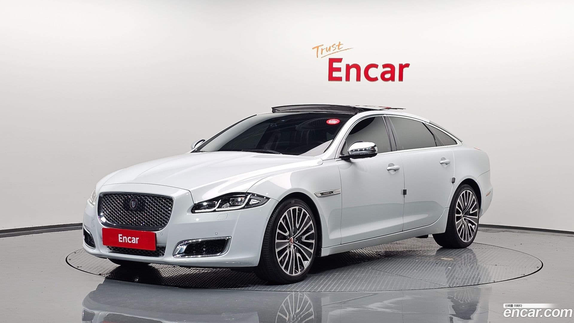 Main__Slider__Photo:XJ Jaguar 2016.11-0