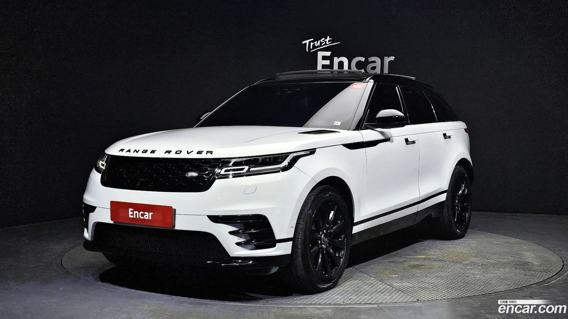 Main__Slider__Photo:Range Rover Velar Land Rover 2019.2-0