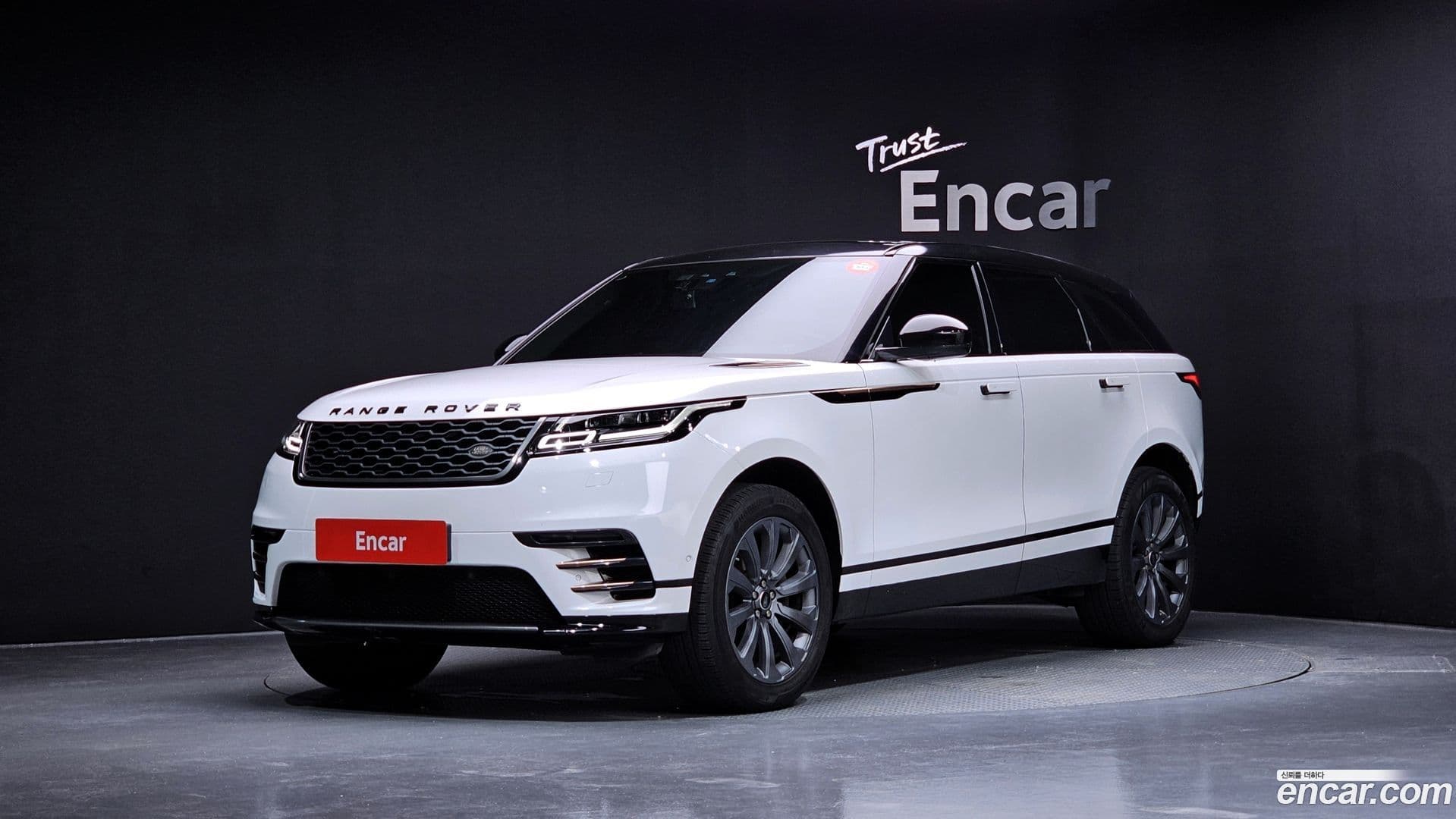 Main__Slider__Photo:Range Rover Velar Land Rover 2018.1-0