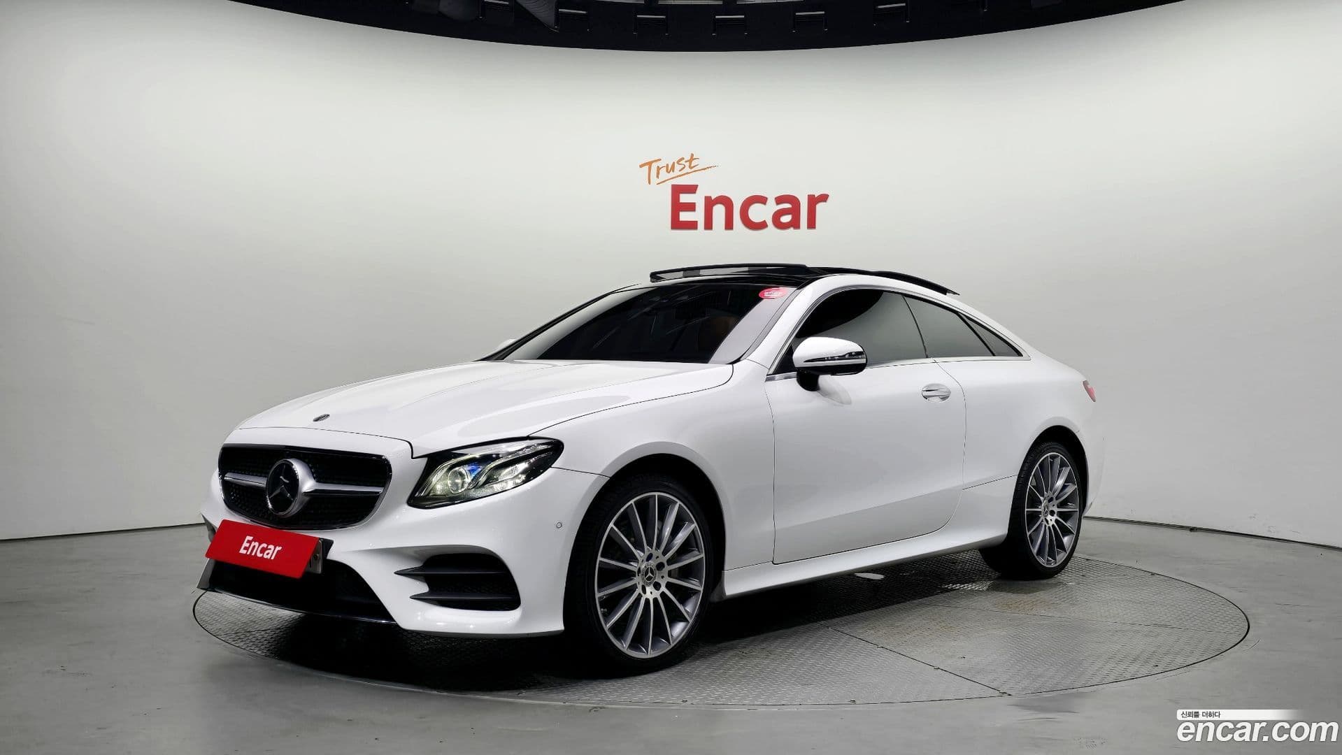 Main__Slider__Photo:E-Class Mercedes-Benz 2017.8-0