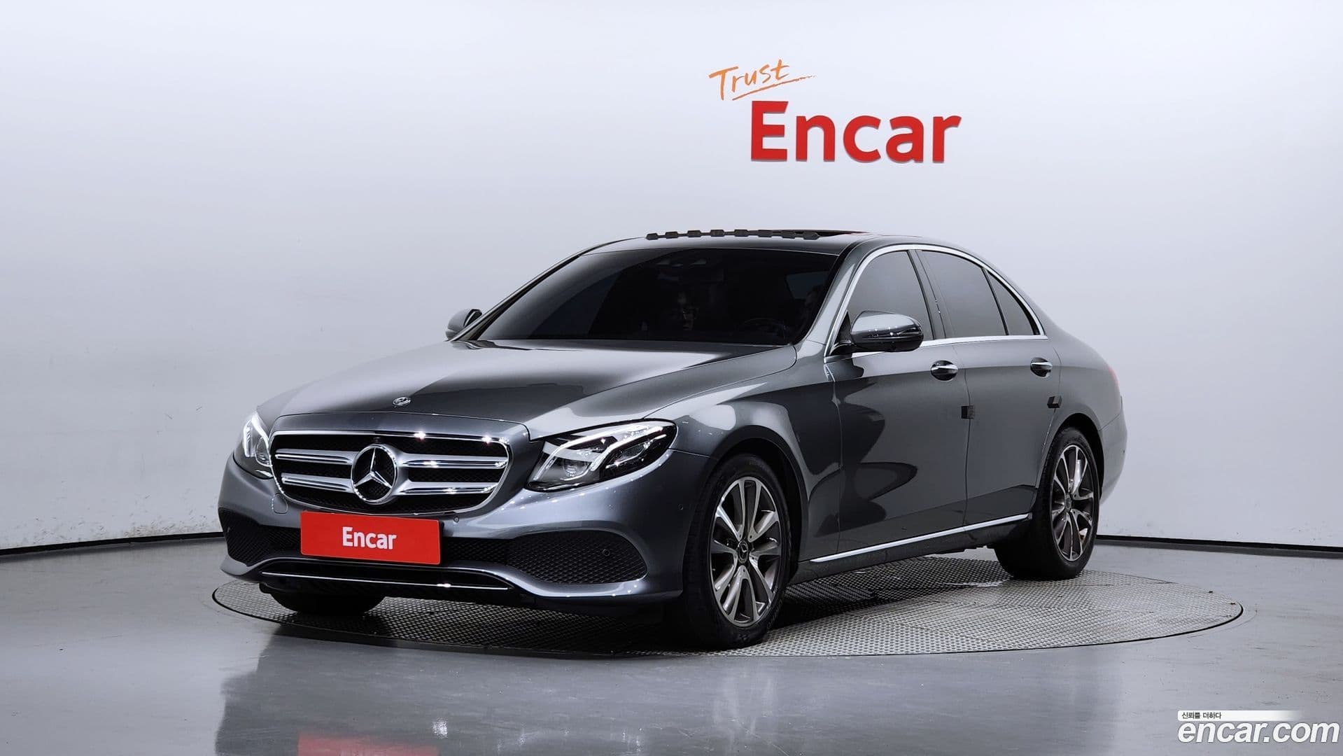 Main__Slider__Photo:E-Class Mercedes-Benz 2018.11-0