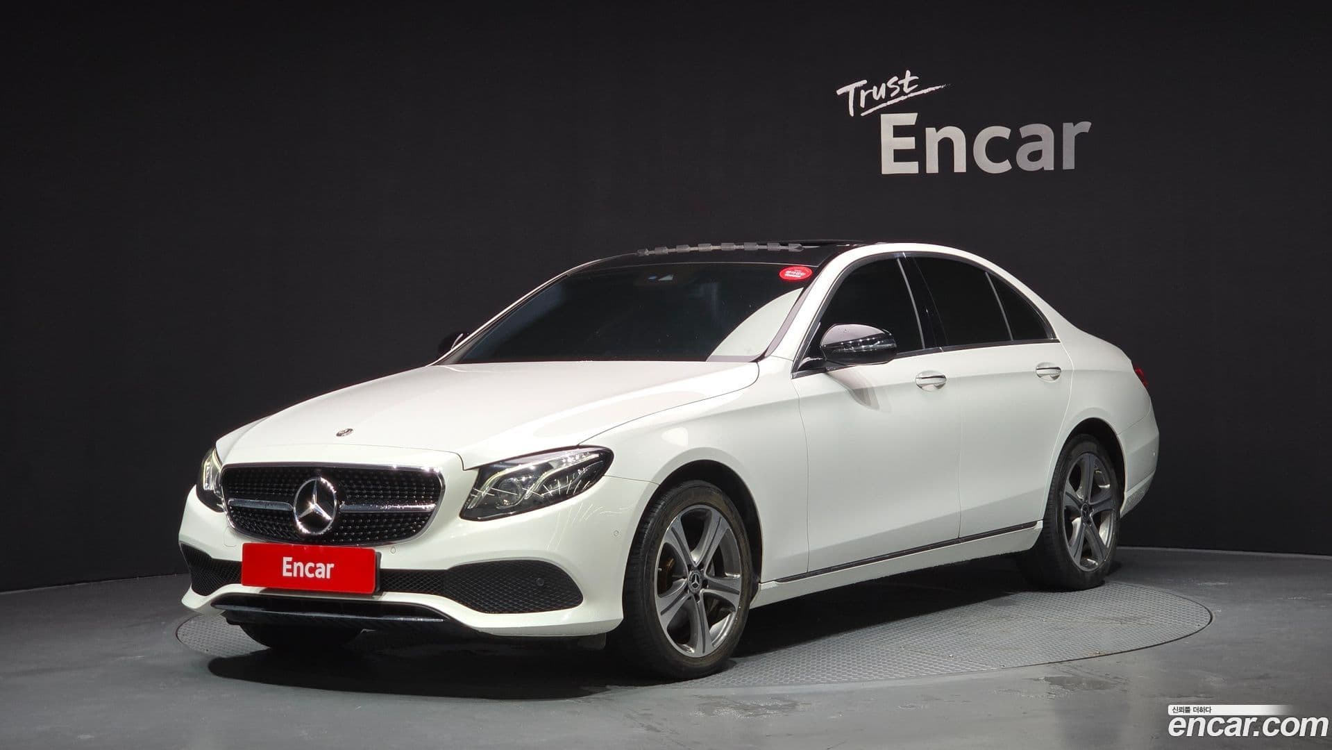 Main__Slider__Photo:E-Class Mercedes-Benz 2018.11-0