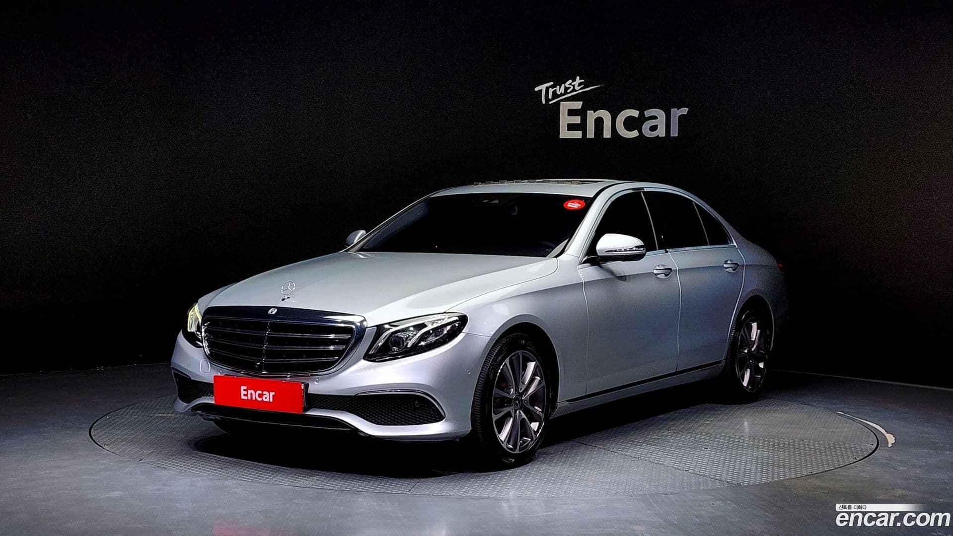 Main__Slider__Photo:E-Class Mercedes-Benz 2017.10-0