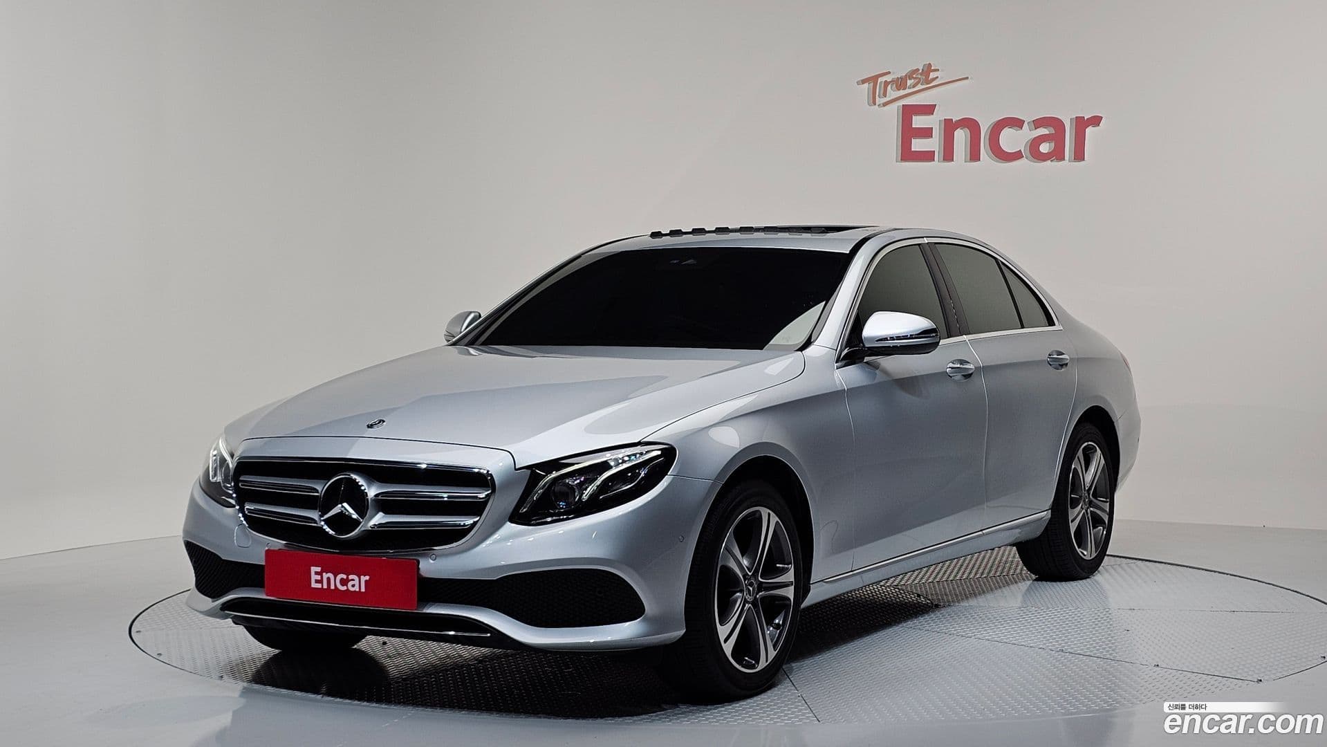 Main__Slider__Photo:E-Class Mercedes-Benz 2019.4-0