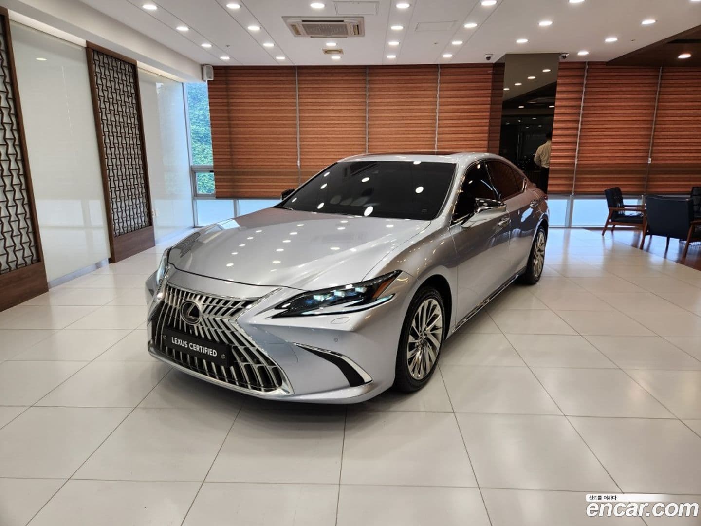Main__Slider__Photo:ES Lexus 2025.2-0