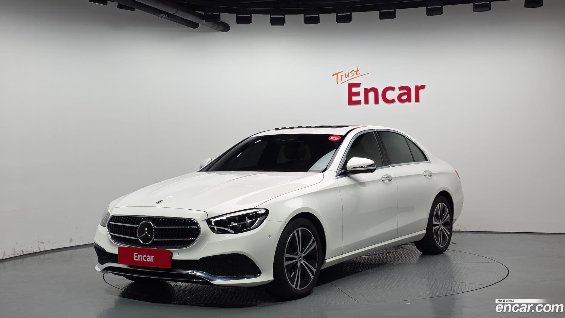 Main__Slider__Photo:E-Class Mercedes-Benz 2021.8-0