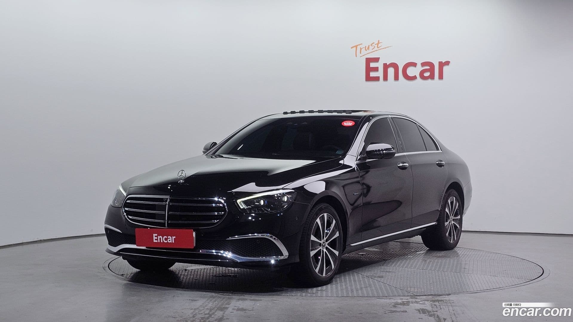 Main__Slider__Photo:E-Class Mercedes-Benz 2020.11-0