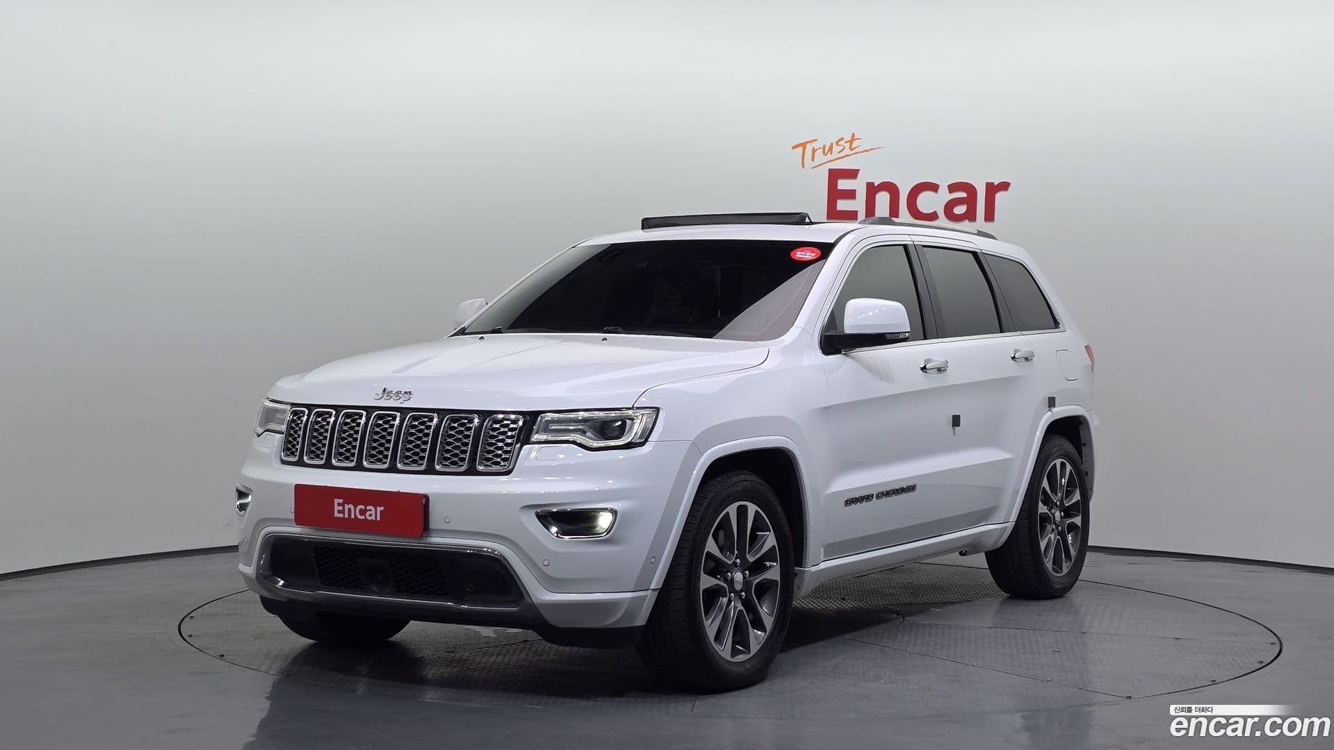 Main__Slider__Photo:Cherokee Jeep 2018.10-0