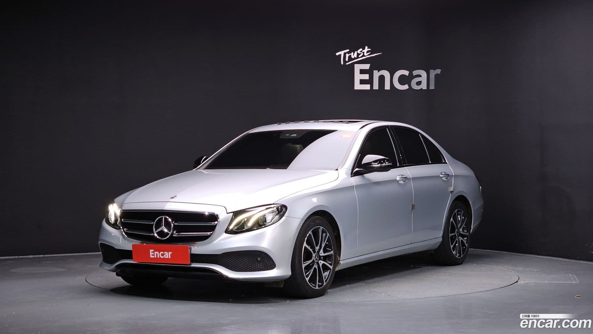 Main__Slider__Photo:E-Class Mercedes-Benz 2020.5-0