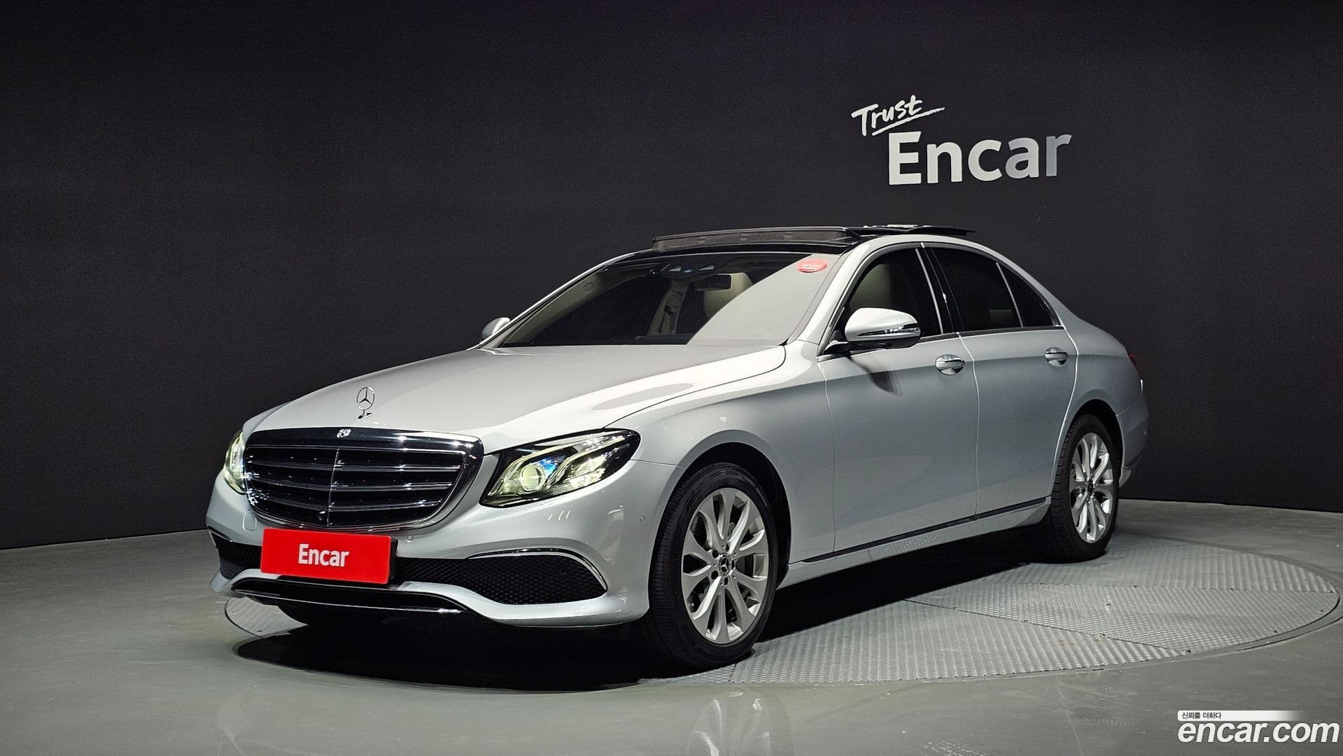 Main__Slider__Photo:E-Class Mercedes-Benz 2019.5-0