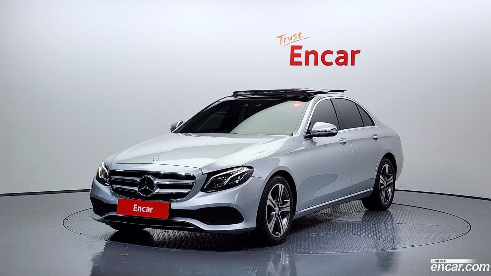 Main__Slider__Photo:E-Class Mercedes-Benz 2016.10-0