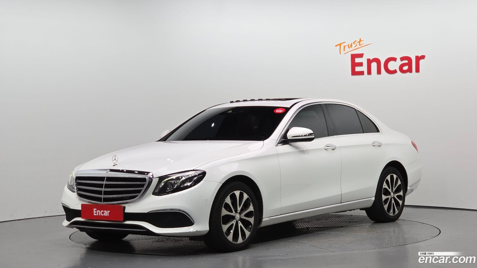 Main__Slider__Photo:E-Class Mercedes-Benz 2016.11-0