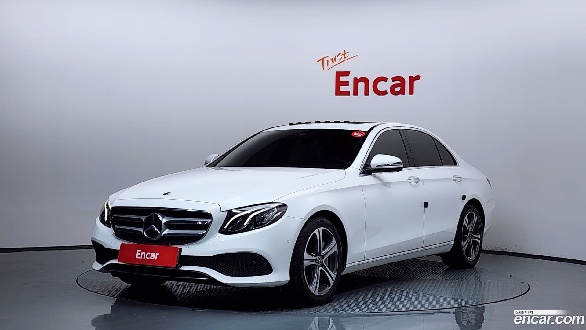 Main__Slider__Photo:E-Class Mercedes-Benz 2019.8-0