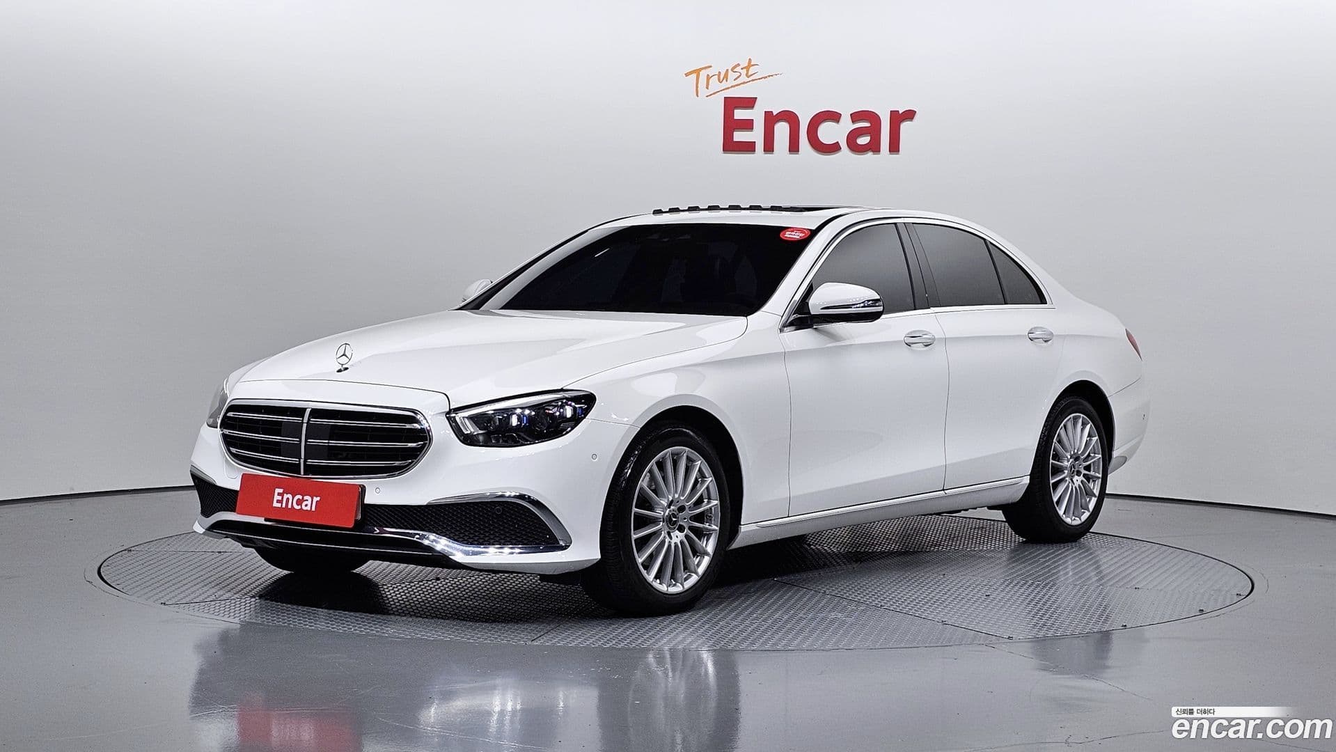 Main__Slider__Photo:E-Class Mercedes-Benz 2021.8-0