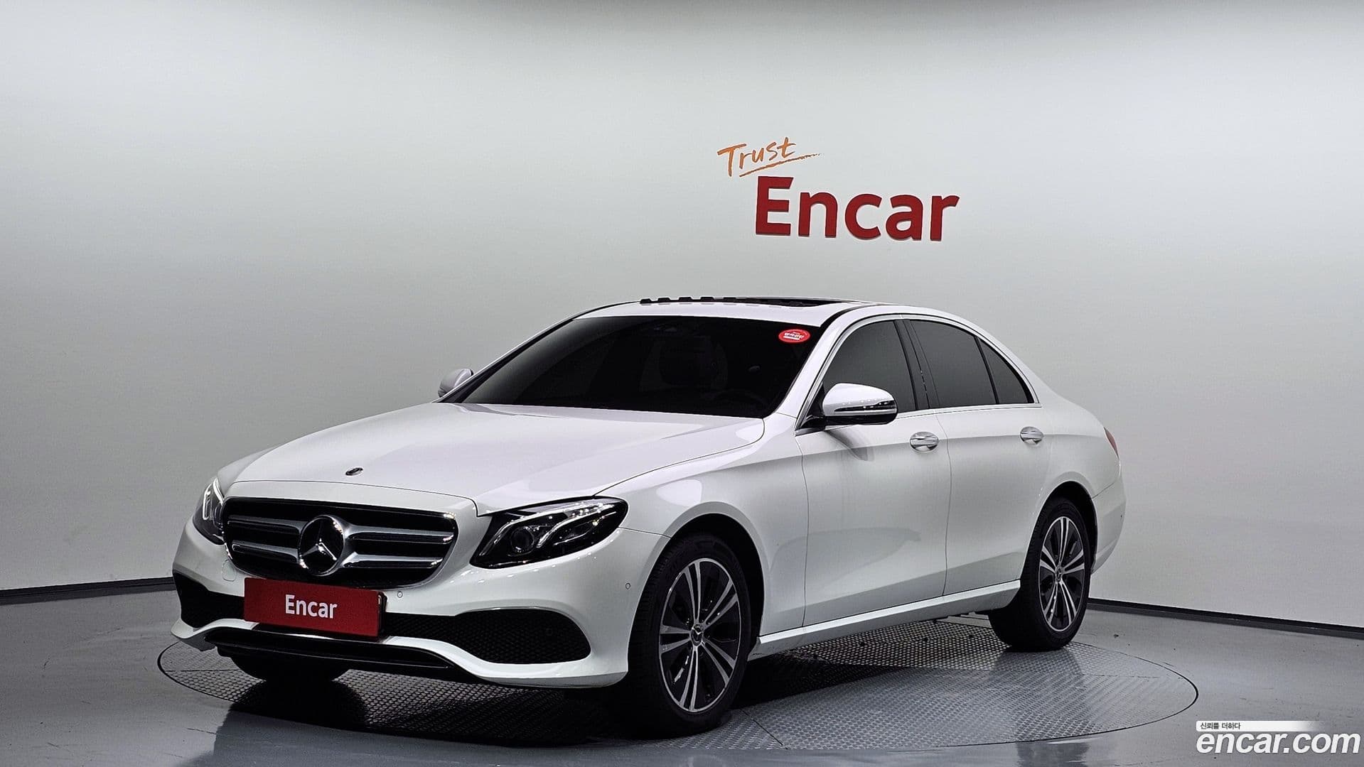 Main__Slider__Photo:E-Class Mercedes-Benz 2020.7-0