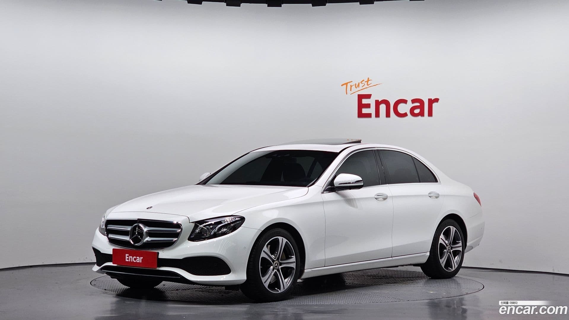 Main__Slider__Photo:E-Class Mercedes-Benz 2020.1-0