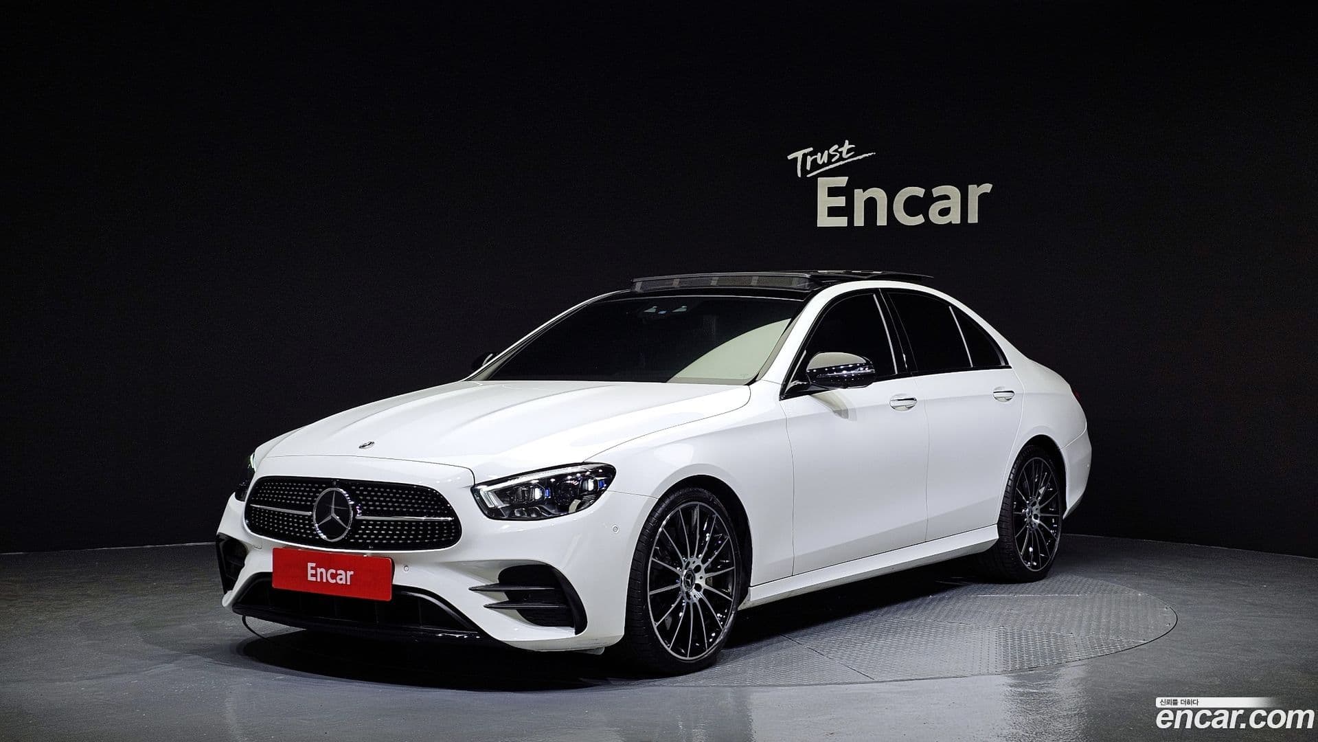Main__Slider__Photo:E-Class Mercedes-Benz 2023.2-0
