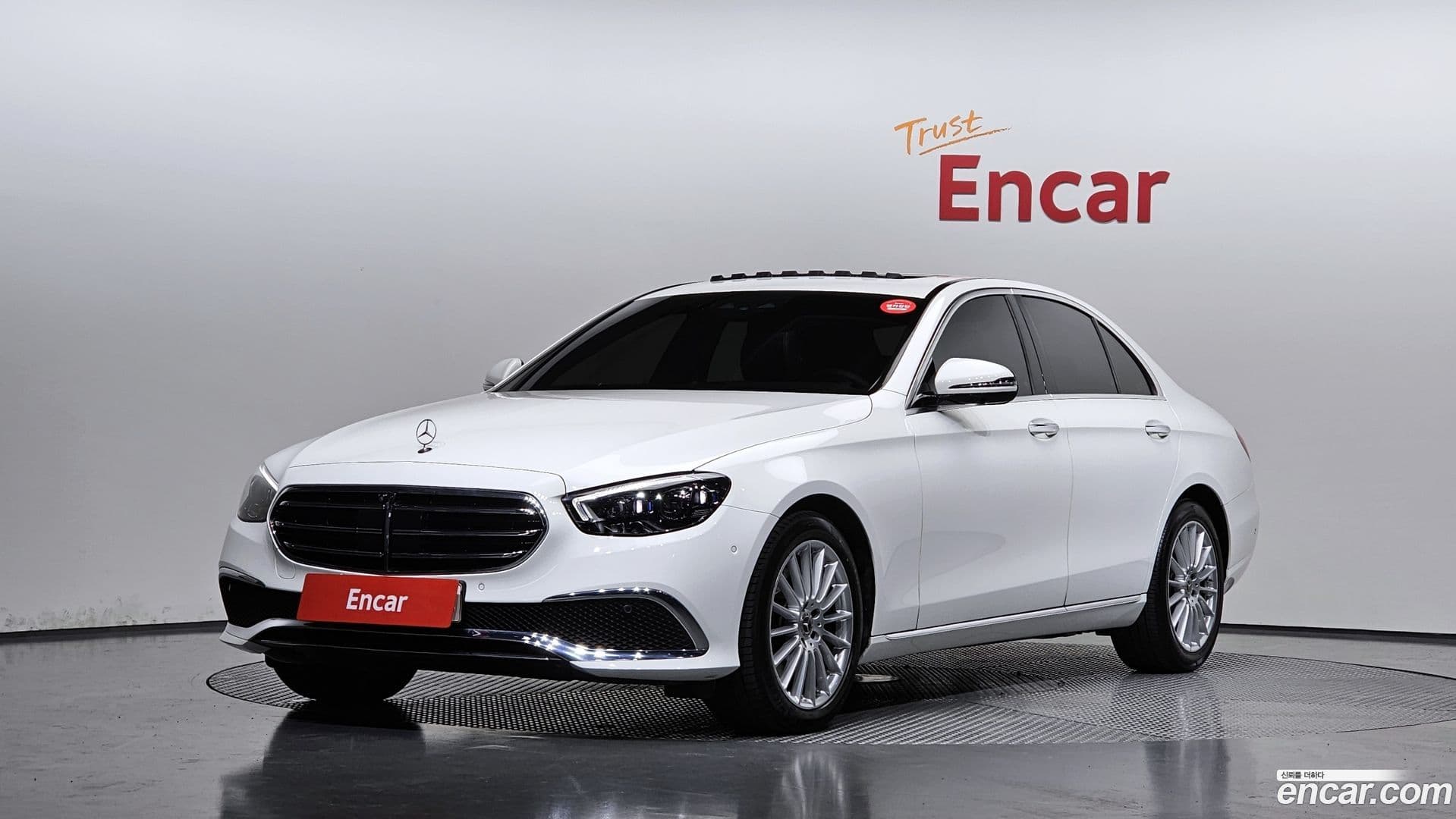 Main__Slider__Photo:E-Class Mercedes-Benz 2021.11-0
