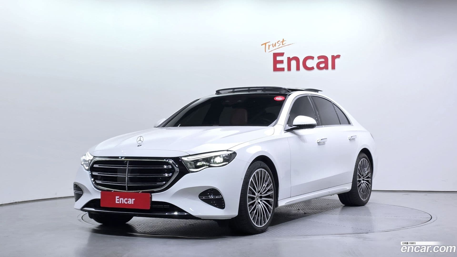 Main__Slider__Photo:E-Class Mercedes-Benz 2024.8-0