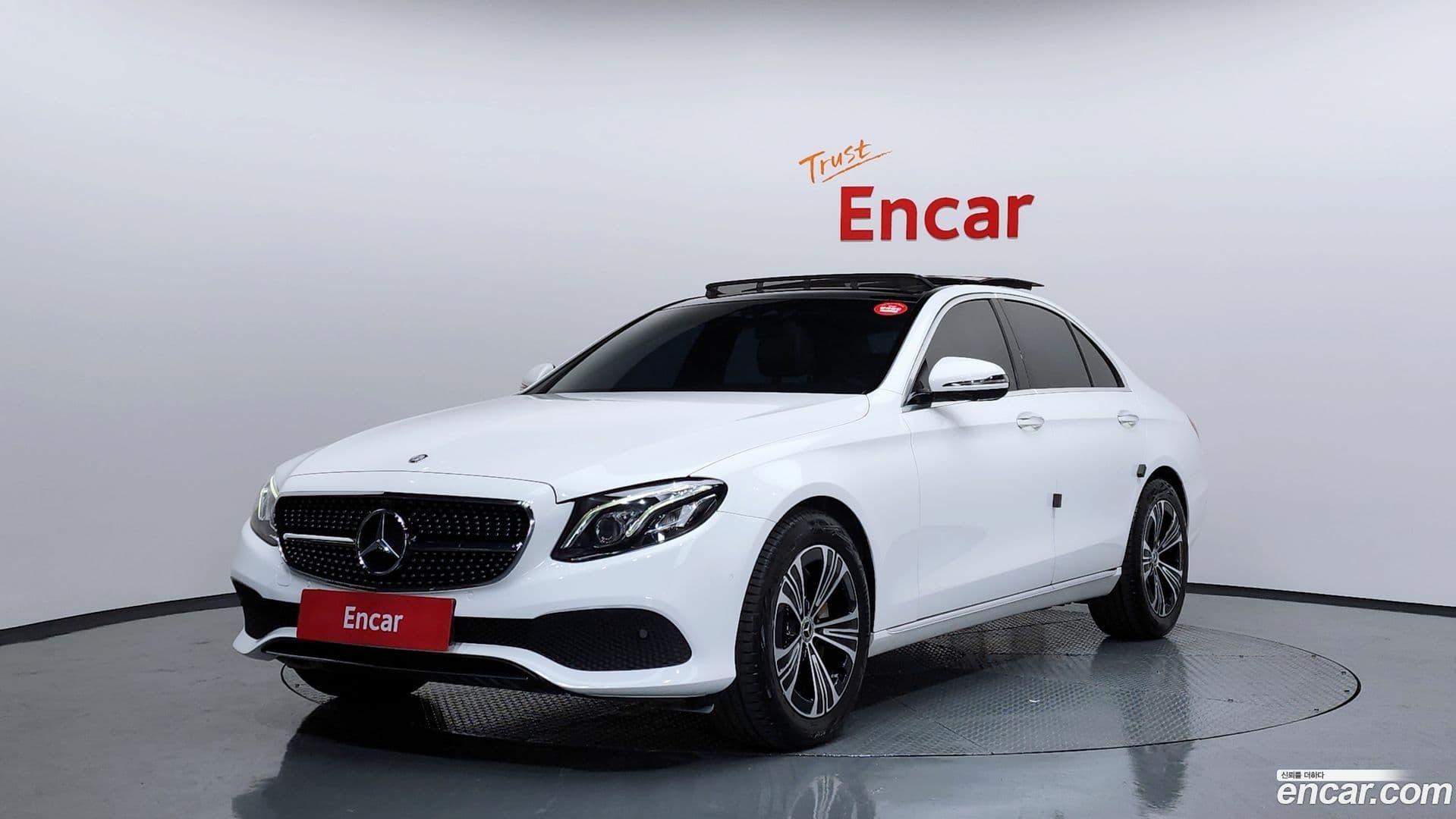 Main__Slider__Photo:E-Class Mercedes-Benz 2016.10-0
